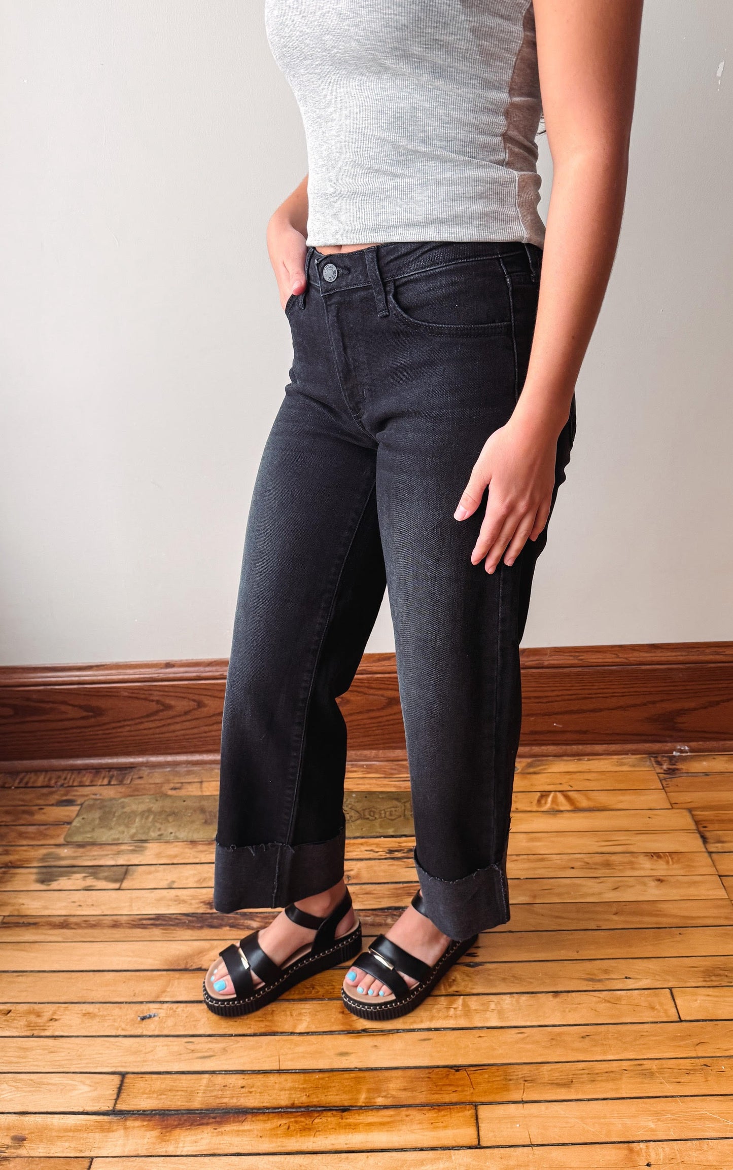 Cuffed Wide Jeans - Washed Black