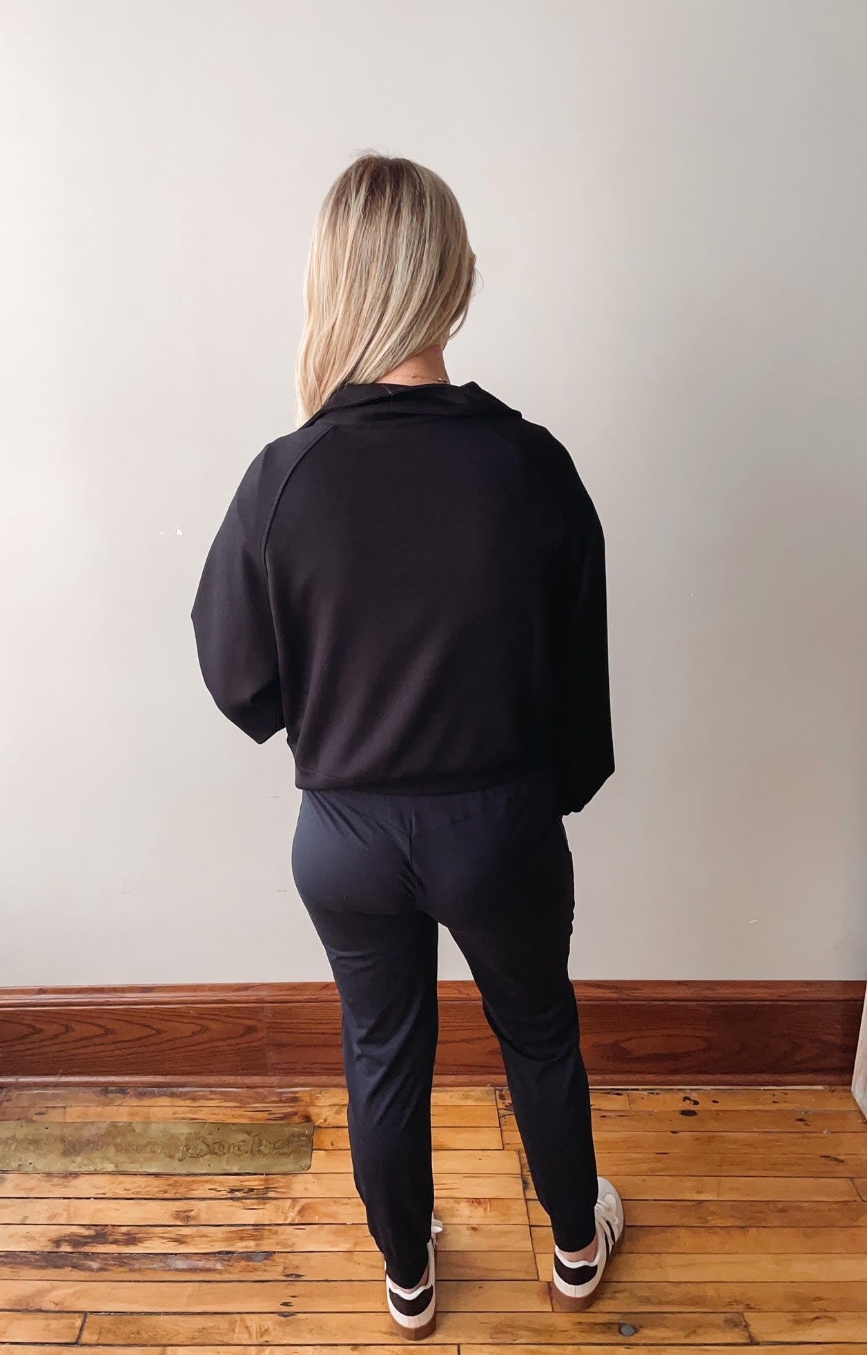 Black Mae Pullover